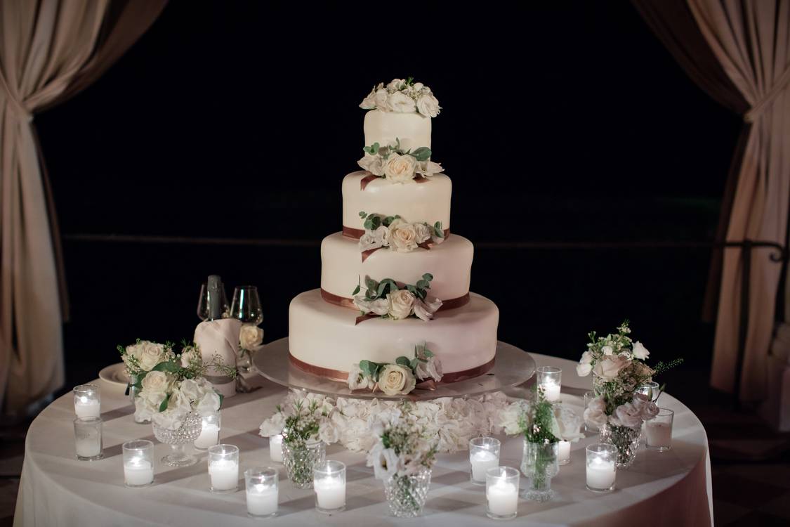 wedding cake con rose bianche